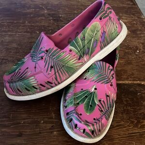 Super unique Sperry top siders float  boats S 9.5 vibrant, pink,& green color